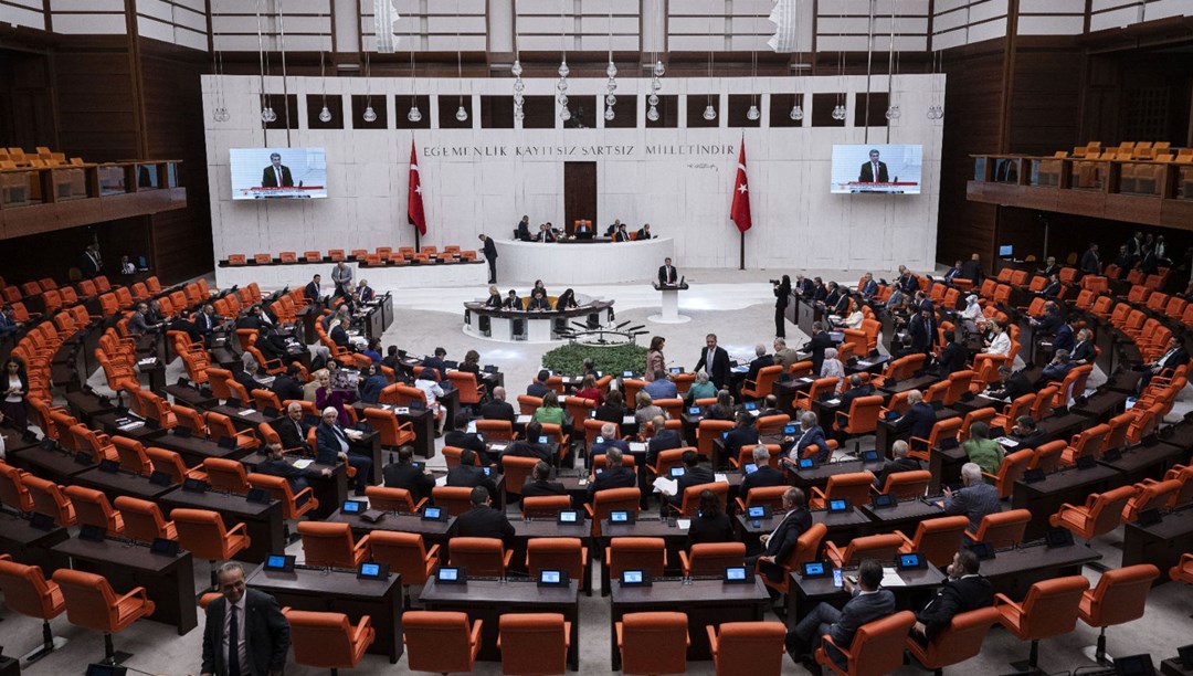 Sokak hayvanları düzenlemesi Meclis Genel Kurulu'nda: CHP'li vekillerden eldivenli protesto