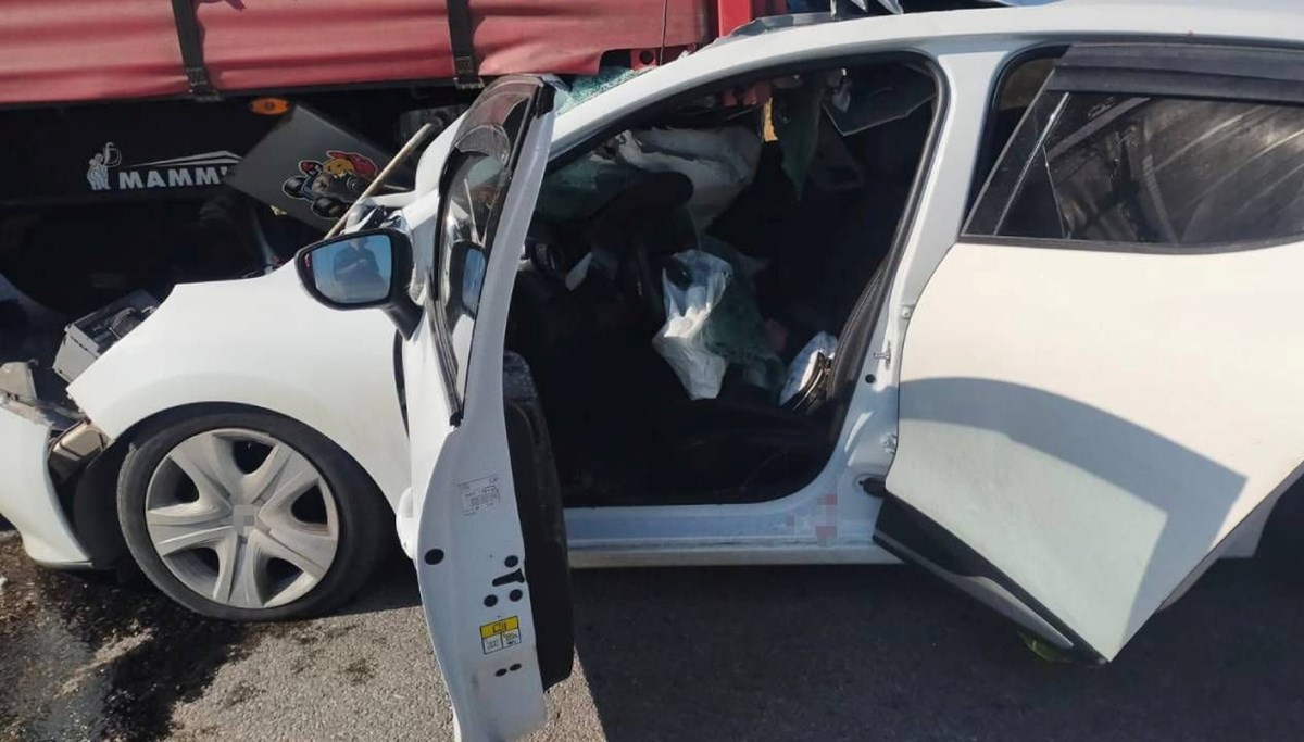 Sivas'ta otomobil TIR'a çarptı