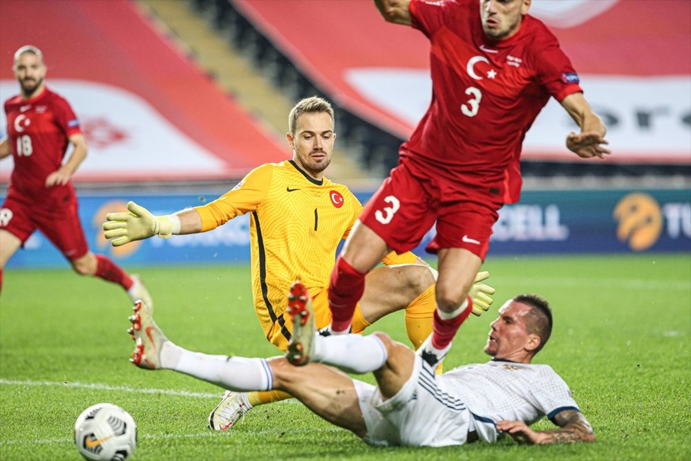 A Milliler 5 gollü maçta lider Rusya'yı yendi - 1