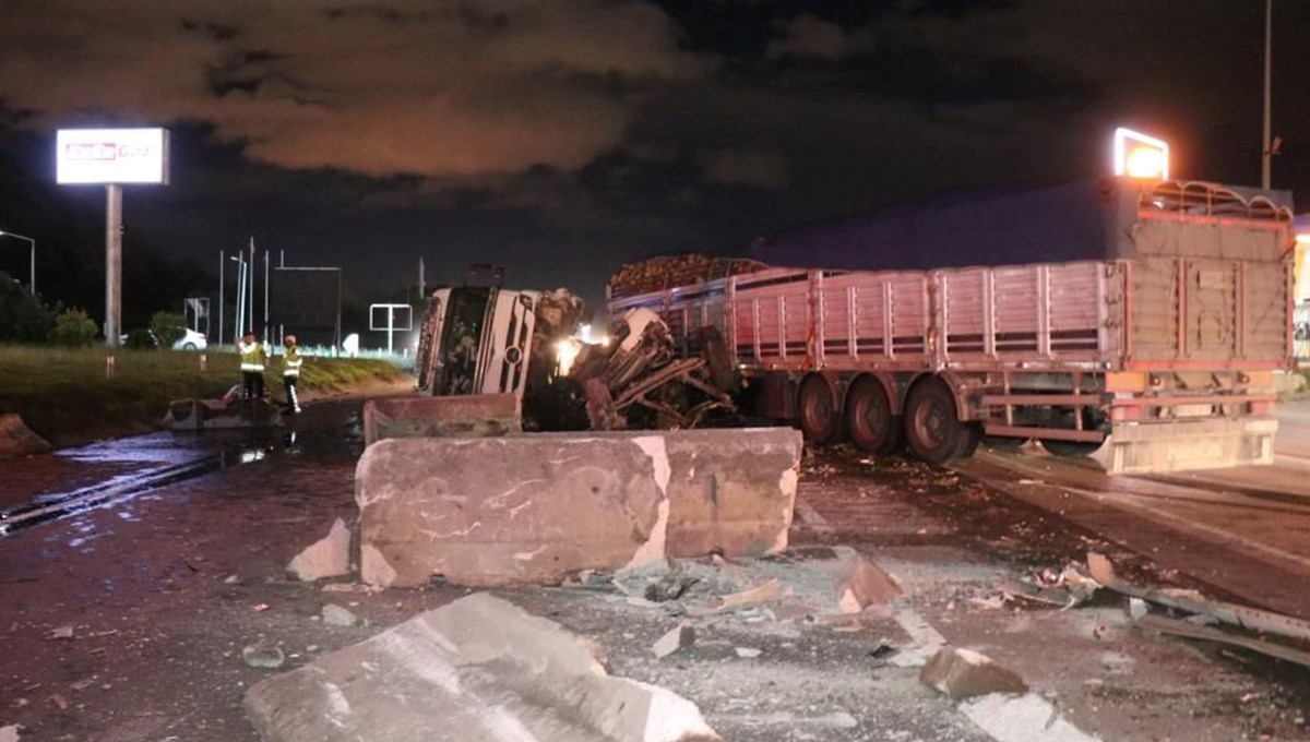 Tekeri patlayan TIR karşı şeride geçti: Faciadan dönüldü