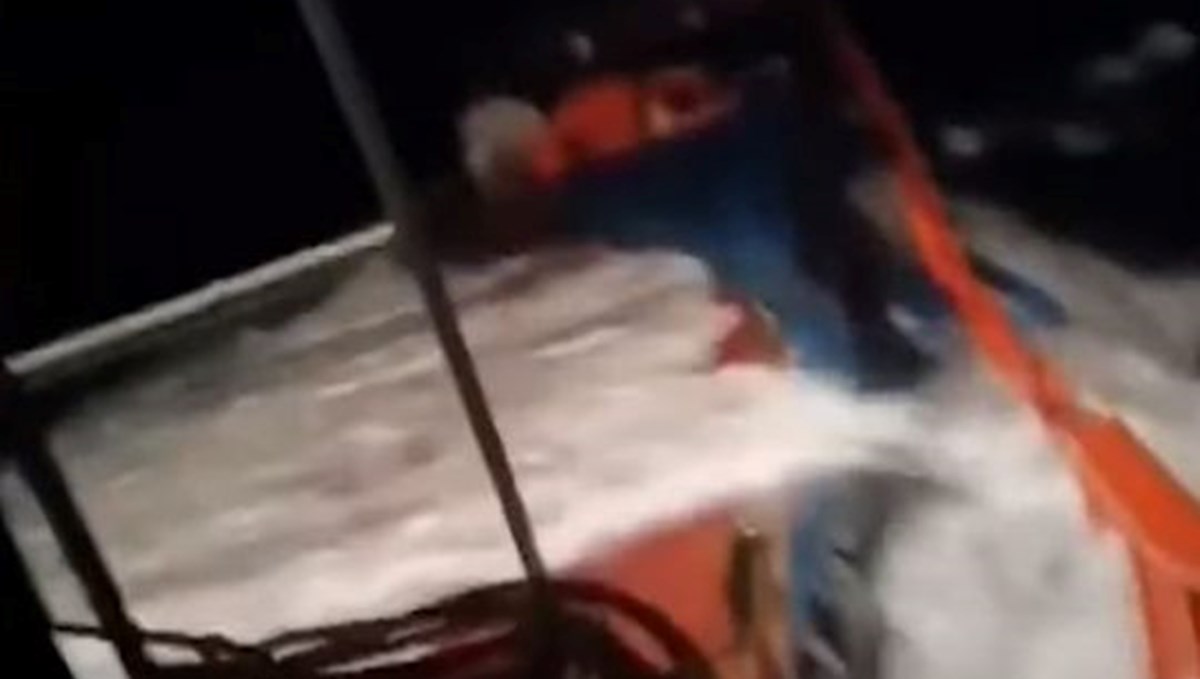 Marmara Denizi'nde batan kargo gemisinin son anları Marmara Denizi'nde batan kargo gemisinin son anları