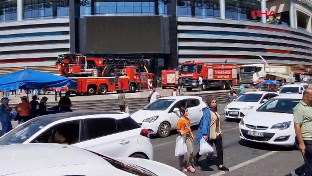 AVM’de yangın paniği: 3 kişi dumandan etkilendi - 1