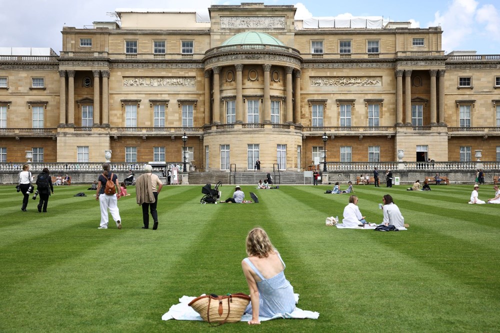 İngiltere tarihinde bir ilk: Kraliçe Elizabeth, Buckingham Sarayı'nın bahçesini halkın kullanımına açtı - 14