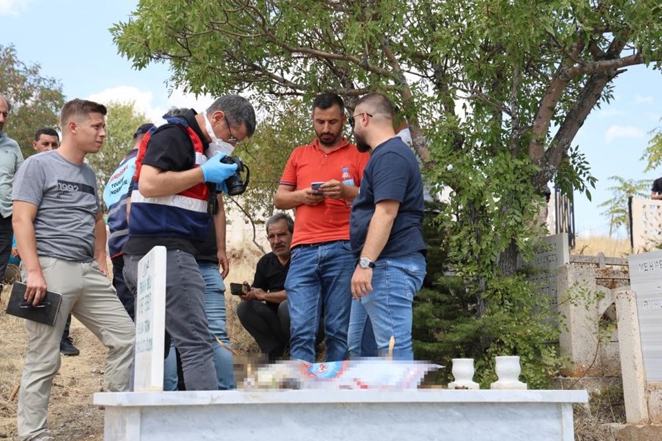 Elazığ'da korkunç olay: Mezarlıktaki poşetten bebek cesedi çıktı - 1