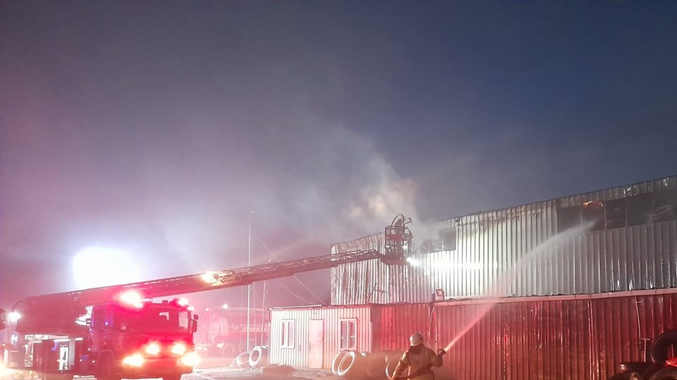 Arnavutköy'de izolasyon malzemesi üreten fabrikada yangın - 1