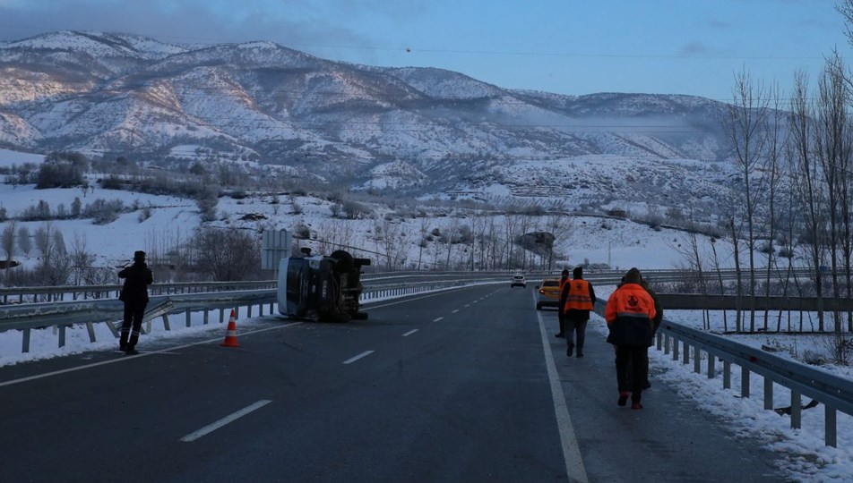 Tokat'ta askerleri taşıyan servis devrildi: 1 şehit, 3 yaralı