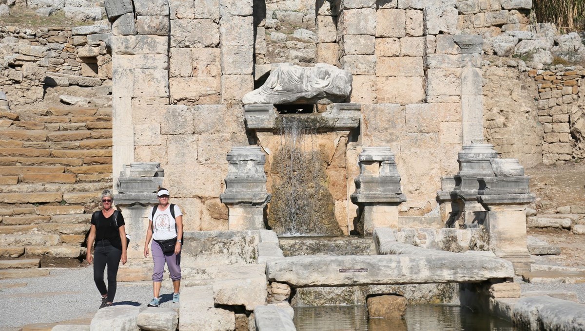 Perge'deki antik çeşmeden 1800 yıl sonra su akmaya başladı