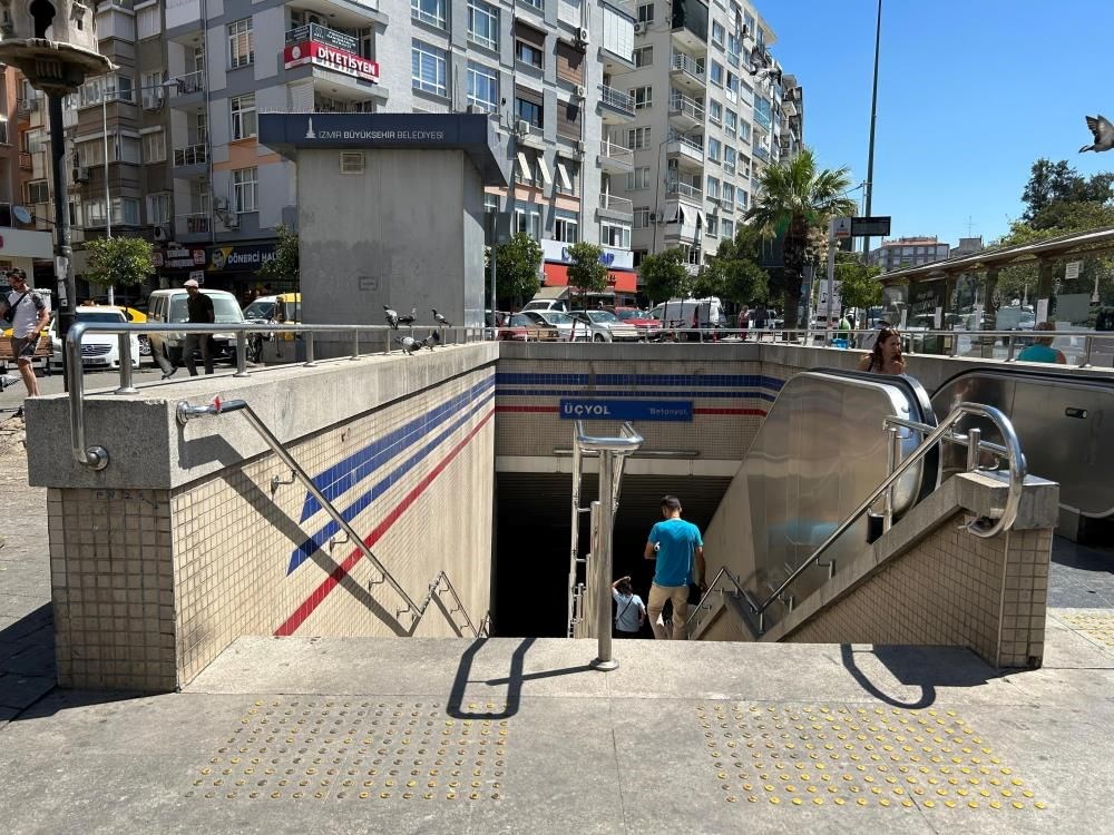 İzmir metrosundaki kaza anı kamerada: Yürüyen merdiven bir
anda ters yönde gitmeye başladı - 4