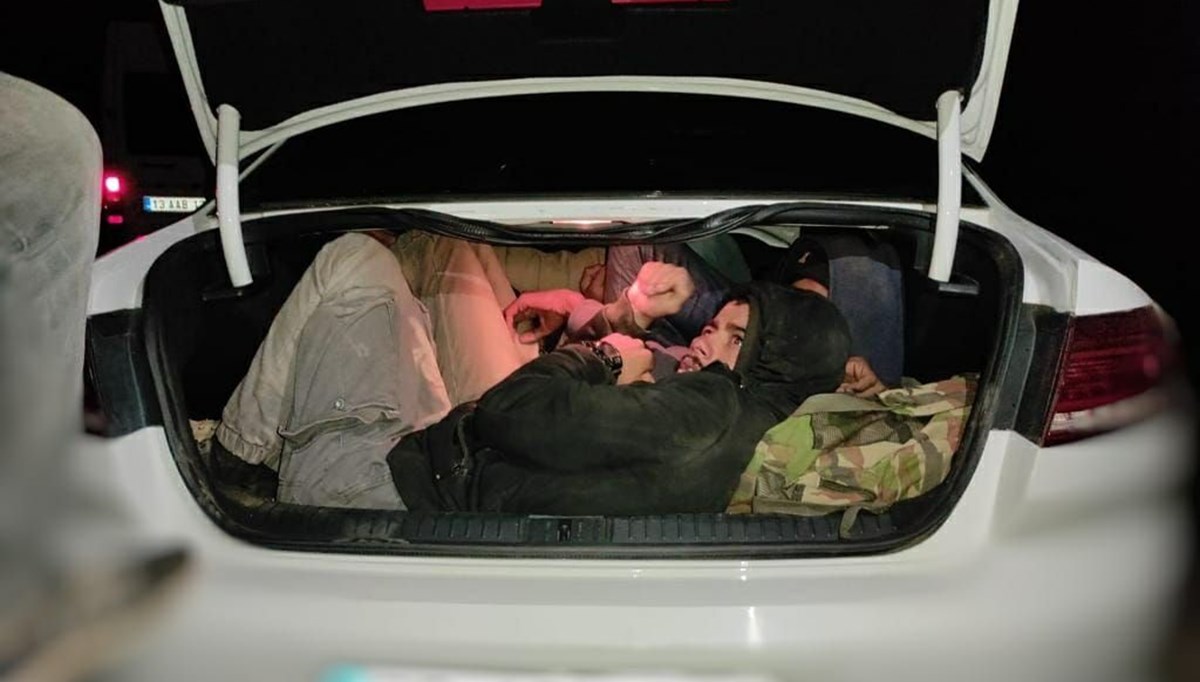 İki otomobilde 29 kaçak göçmen yakalandı