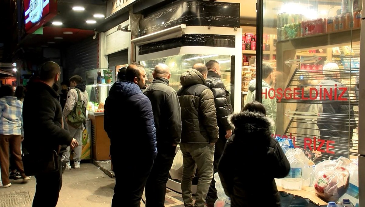 Ramazan başladı, ilk sahurda pide kuyruğu oluştu