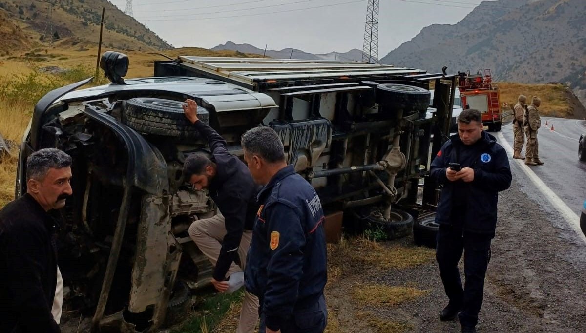 Hakkari'de kamyonet devrildi: 1 yaralı Hakkari'de kamyonet devrildi: 1 yaralı