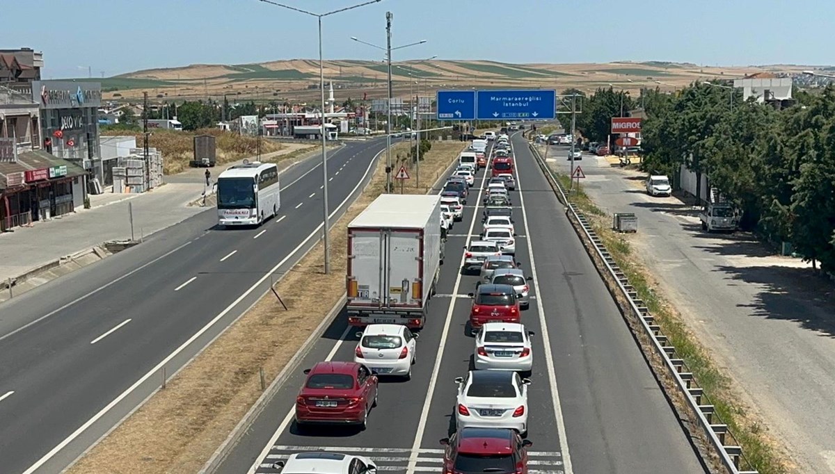 Tatilciler geri dönüyor: İstanbul girişinde 3 kilometrelik araç kuyruğu (Otoyollarda son durum) Tatilciler geri dönüyor: İstanbul girişinde 3 kilometrelik araç kuyruğu (Otoyollarda son durum)