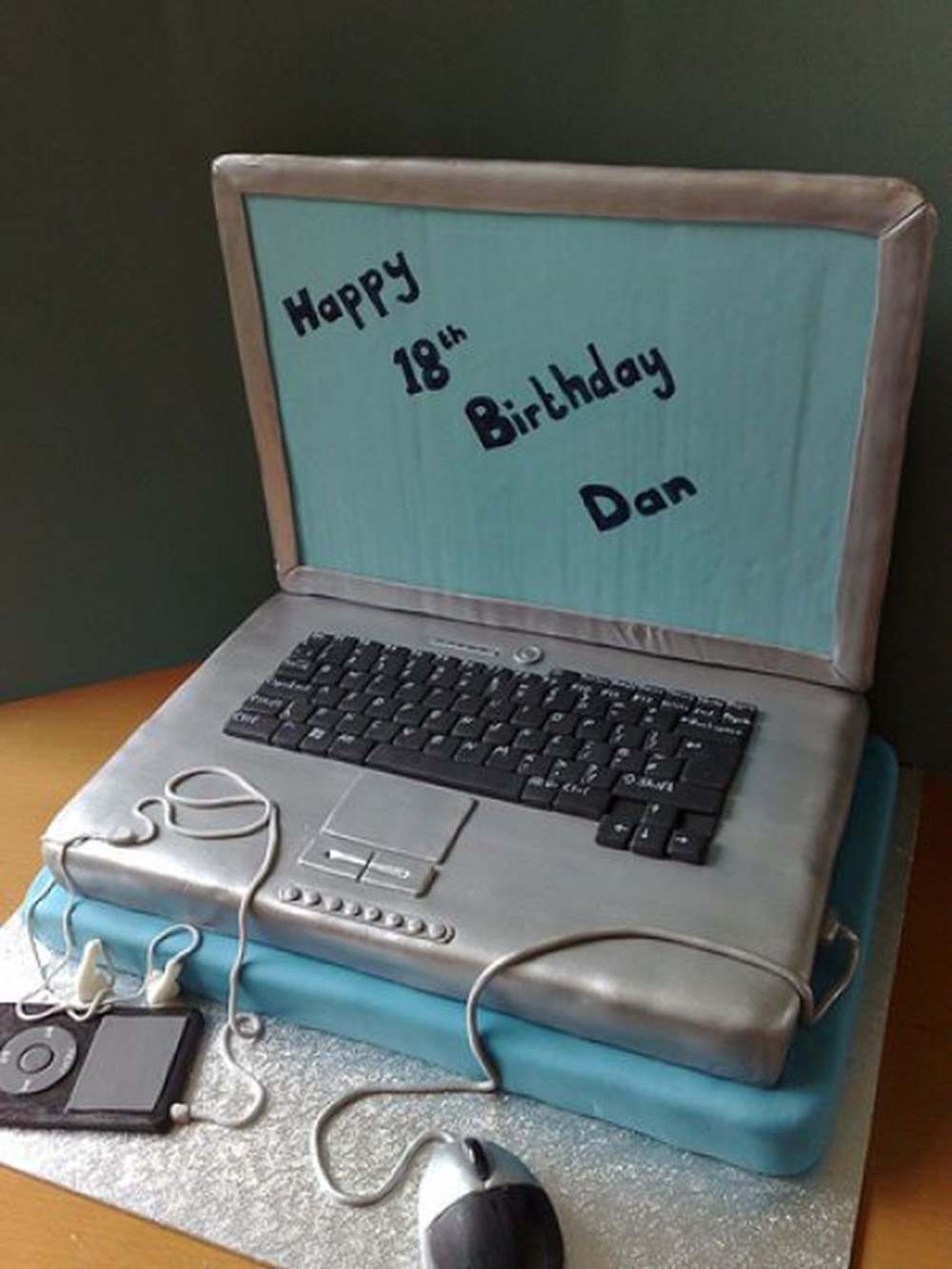 Купили телефон на день рождения. Торт в виде компьютера. Торт ноутбук. Торты для айтишников. Торт в виде ноутбука.