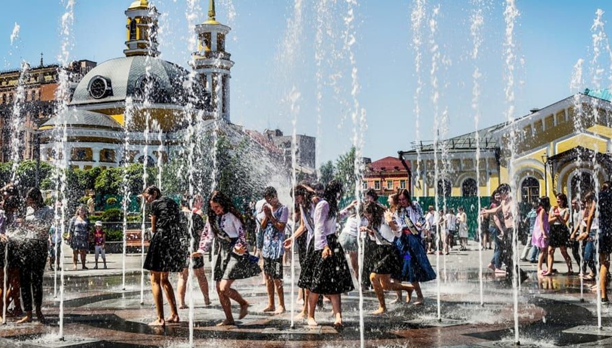 Kiev'demutlu bir şekilde dolaşan öğrencilerden protestocuların sonsuz aşkına: En iyi eserler Ukrayna için satışa çıktı Kiev'demutlu bir şekilde dolaşan öğrencilerden protestocuların sonsuz aşkına: En iyi eserler Ukrayna için satışa çıktı