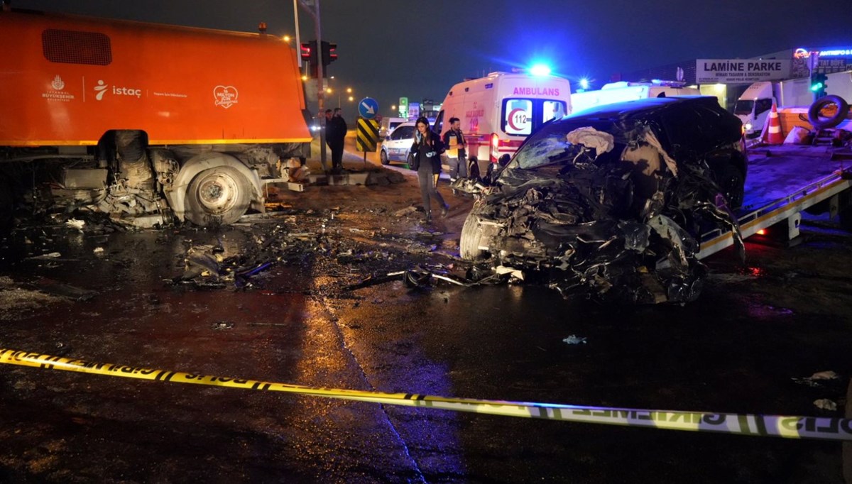 Esenyurt’ta katliam gibi kaza | Kırmızı ışıkta geçip yol temizleme aracına çarptı: 2 ölü, 2 yaralı