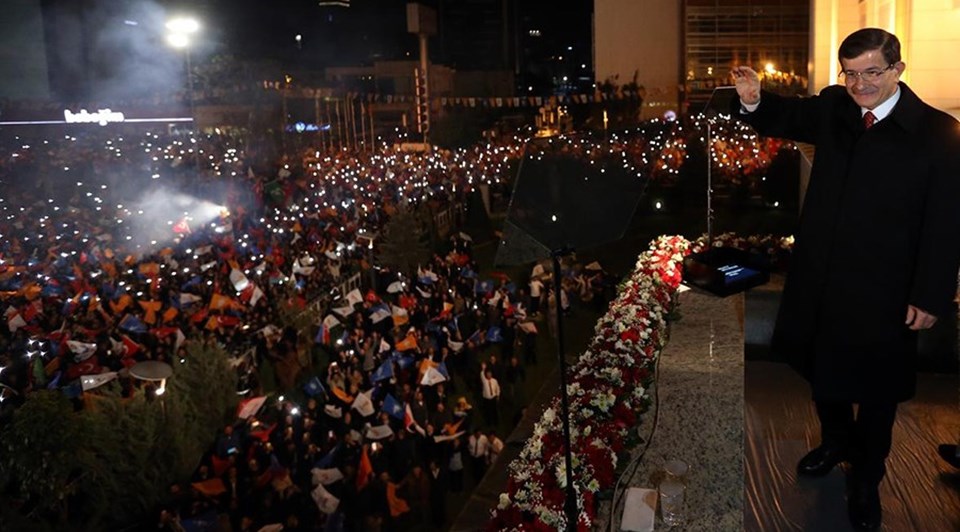 Davutoğlu balkon konuşmasında partililere seslendi - 2