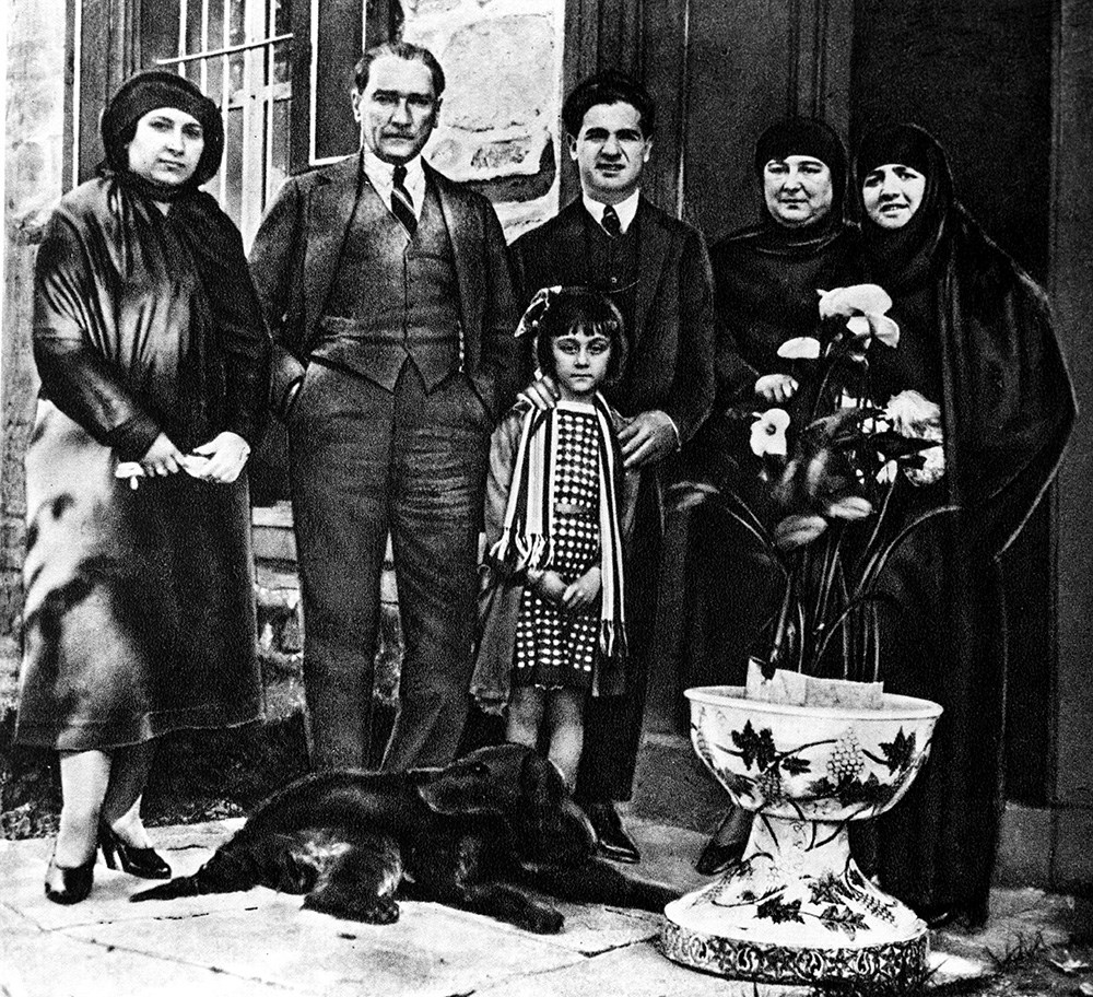 ataturk un gulerken cekilmis