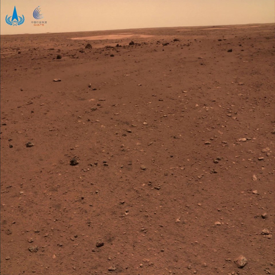 Çin‘in Mars gezgin aracı Curong Kızıl Gezegen’den fotoğraf gönderdi - 1