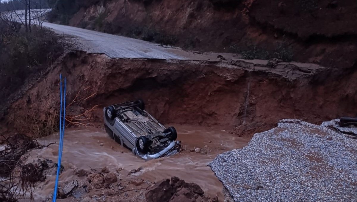 Dağlık alanda yol çöktü, otomobil içine düştü