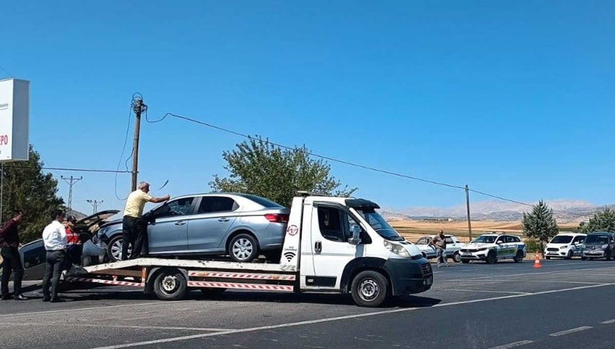 Hafif ticari araç ile otomobil çarpıştı