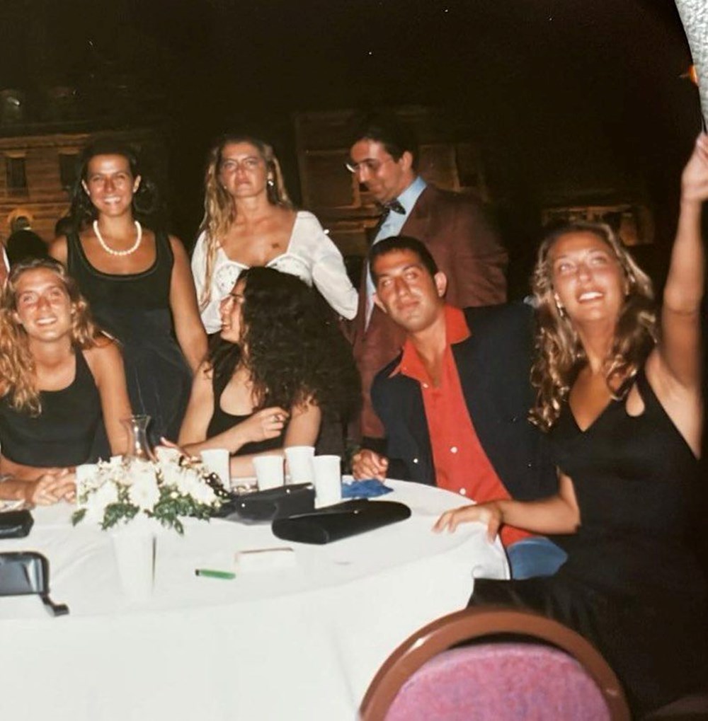 Su Burcu Yazgı Coşkun'dan nostaljik kare (Ünlülerin çocukluk ve gençlik halleri) - 288