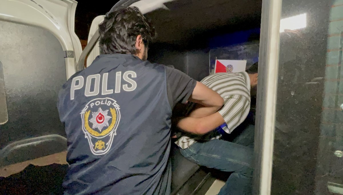 Polisten kaçan şüpheli, tabanca ve el bombasıyla yakalandı Polisten kaçan şüpheli, tabanca ve el bombasıyla yakalandı