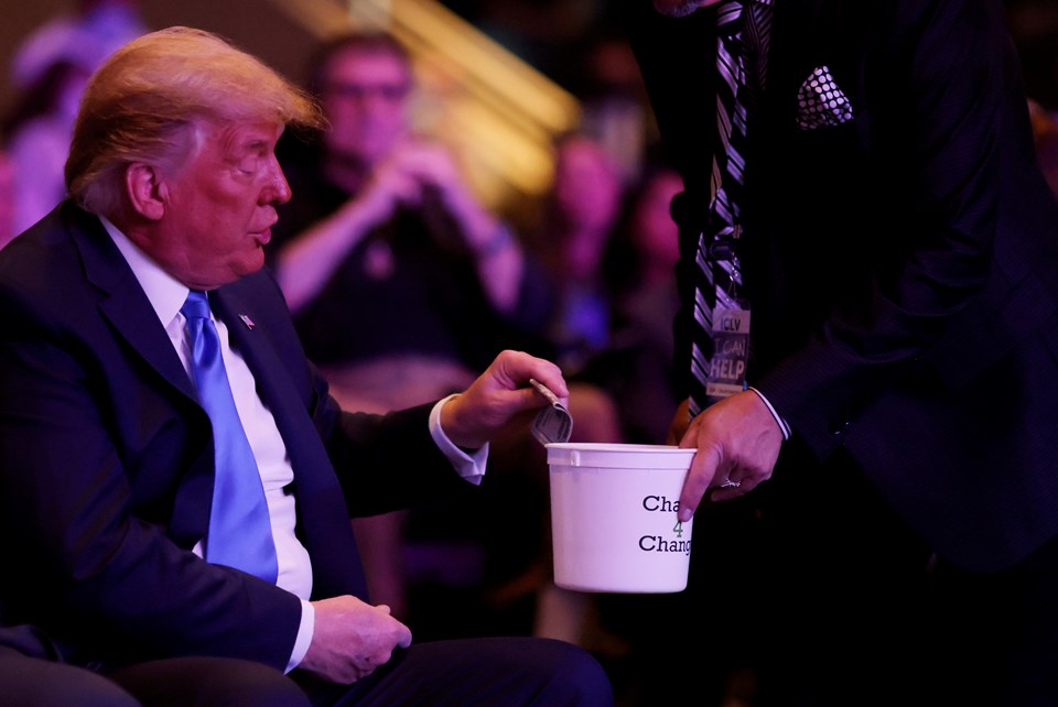 ABD Başkanı Trump, paralarını sayarak bağış yaptı - 2
