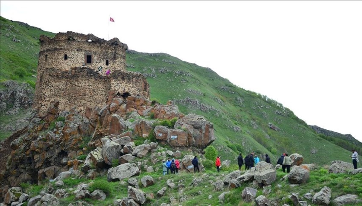 Ardahan'daki Şeytan Kalesi karların erimesiyle doğaseverleri ağırlıyor