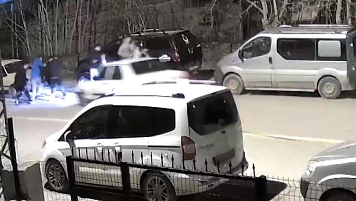 Ankara'da otomobil öğrencilerin arasına daldı Ankara'da otomobil öğrencilerin arasına daldı
