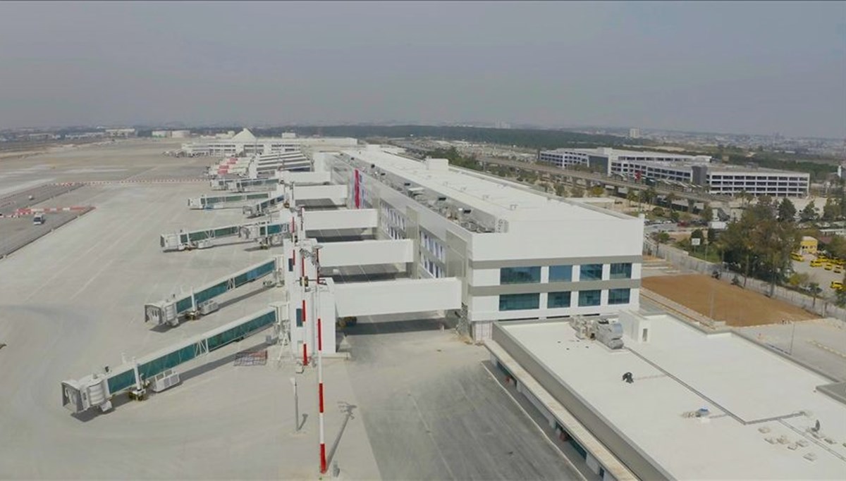 Antalya Havalimanı'nda asma tavan çöktü Antalya Havalimanı'nda asma tavan çöktü