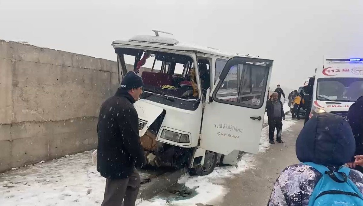 Elazığ'da feci kaza: Minibüs istinat duvarına çarptı