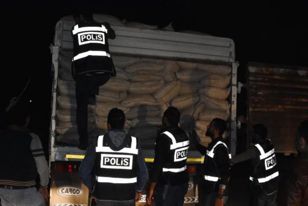 Kepek çuvallarının altında 156 bin paket kaçak sigara - 1