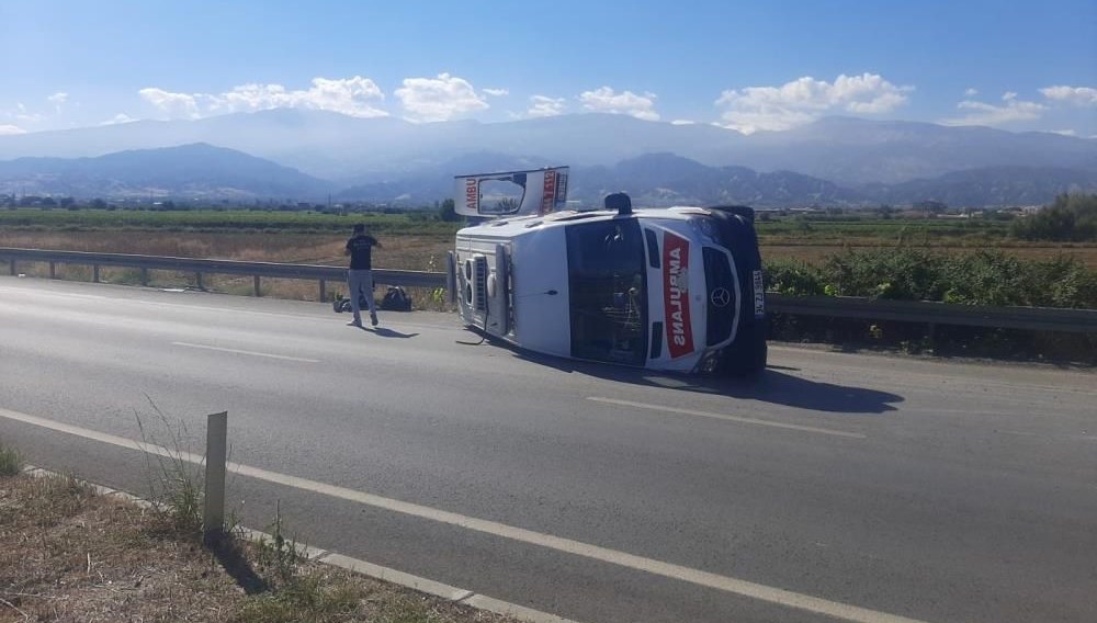 Ambulans ile hafif ticari araç çarpıştı: 3 yaralı