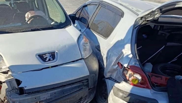 Siirt'te iki otomobil çarpıştı