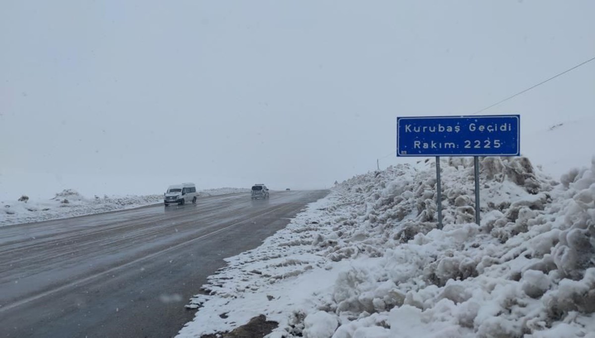 Van'da kar yağışı etkili oldu Van'da kar yağışı etkili oldu