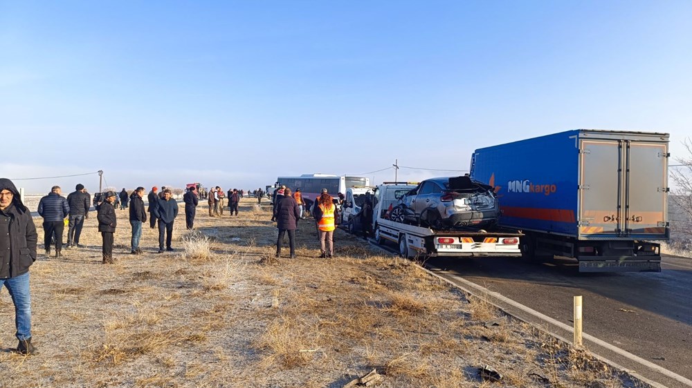 Van'da 30 araçlık zincirleme trafik kazası: 1 ölü, 51 yaralı - 11