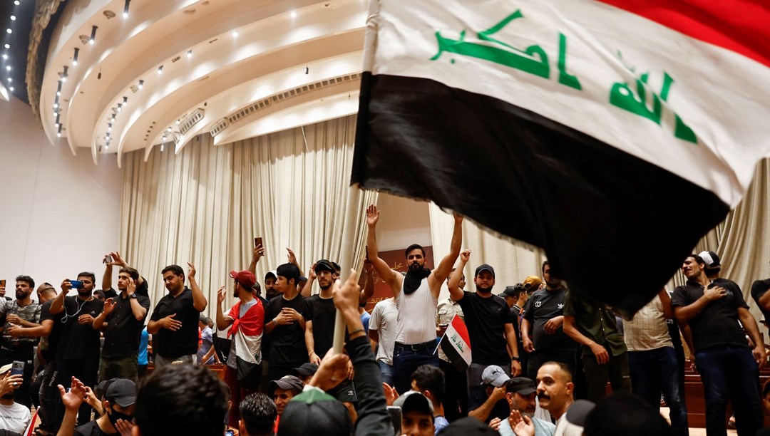 Irak'ta protestocular meclisi bastı