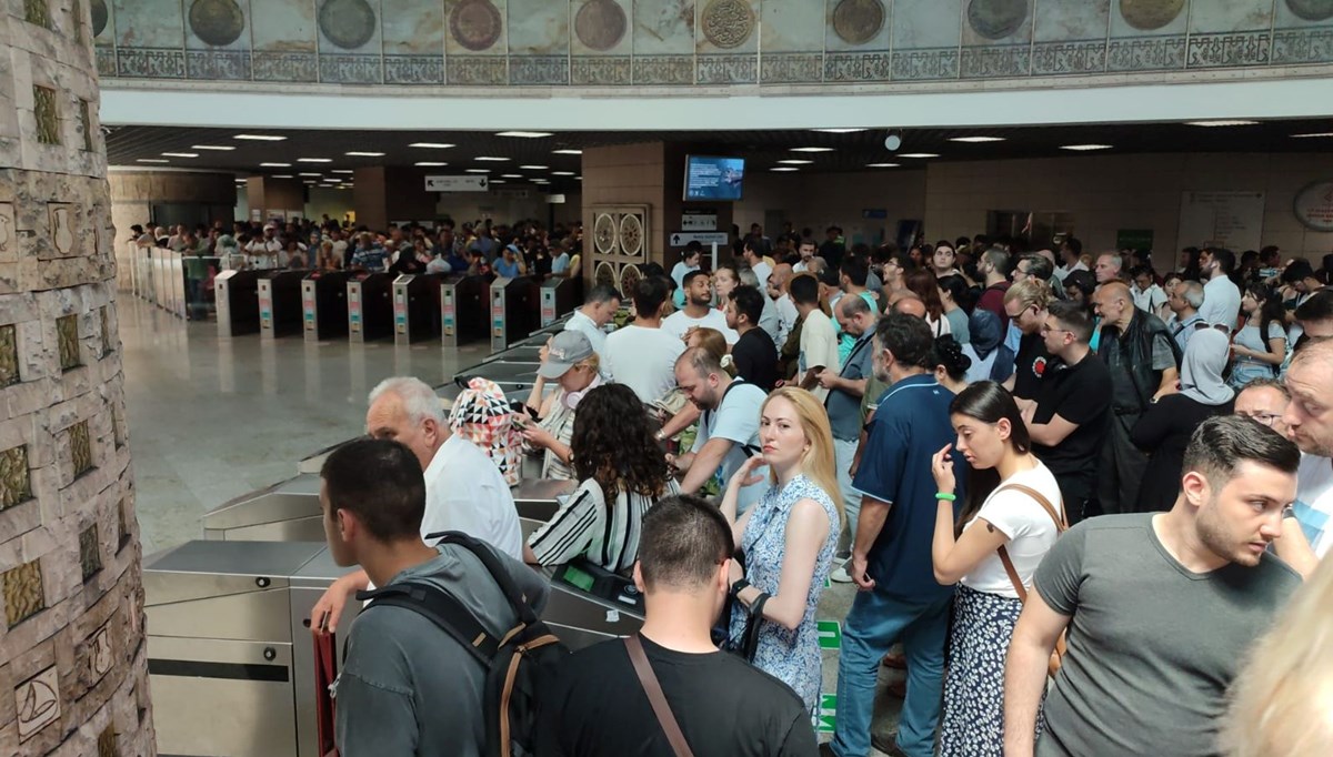 Marmaray'da intihar: 15 yaşındaki genç raylara atladı