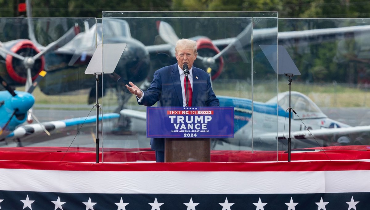 Trump'tan suikast girişimi sonrası ilk açık hava mitingi: Kurşungeçirmez cam arkasından konuştu Trump'tan suikast girişimi sonrası ilk açık hava mitingi: Kurşungeçirmez cam arkasından konuştu