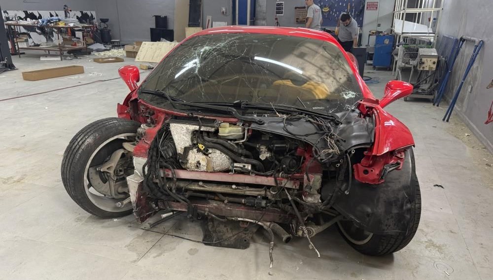 Kazaya karışan Ferrari satıldı