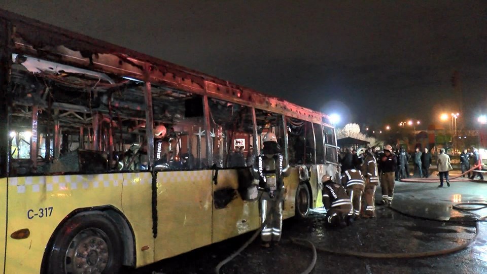 Tuzla’da park halindeki 3 İETT otobüsü alev alev yandı - 1