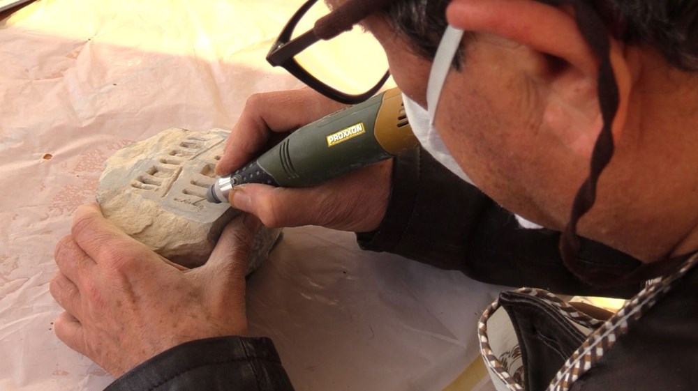 34 yıl önce meyve bıçağıyla hobi olarak başladı: Doğadan taş ve odun parçalarını toplayarak dönüştürüyor - 3