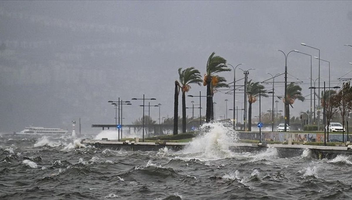 İzmir'de vapur seferleri fırtına engeli
