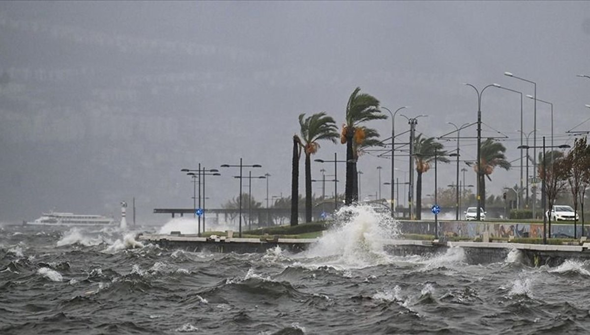 İzmir'de vapur seferleri fırtına engeli İzmir'de vapur seferleri fırtına engeli