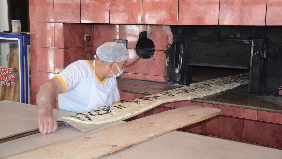 Manisa'da 4 metre uzunluğunda pide üretildi
