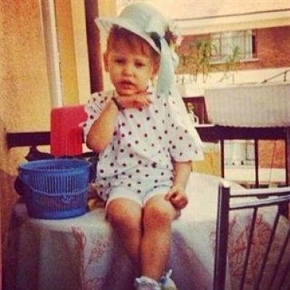 Su Burcu Yazgı Coşkun'dan nostaljik kare (Ünlülerin çocukluk ve gençlik halleri) - 585