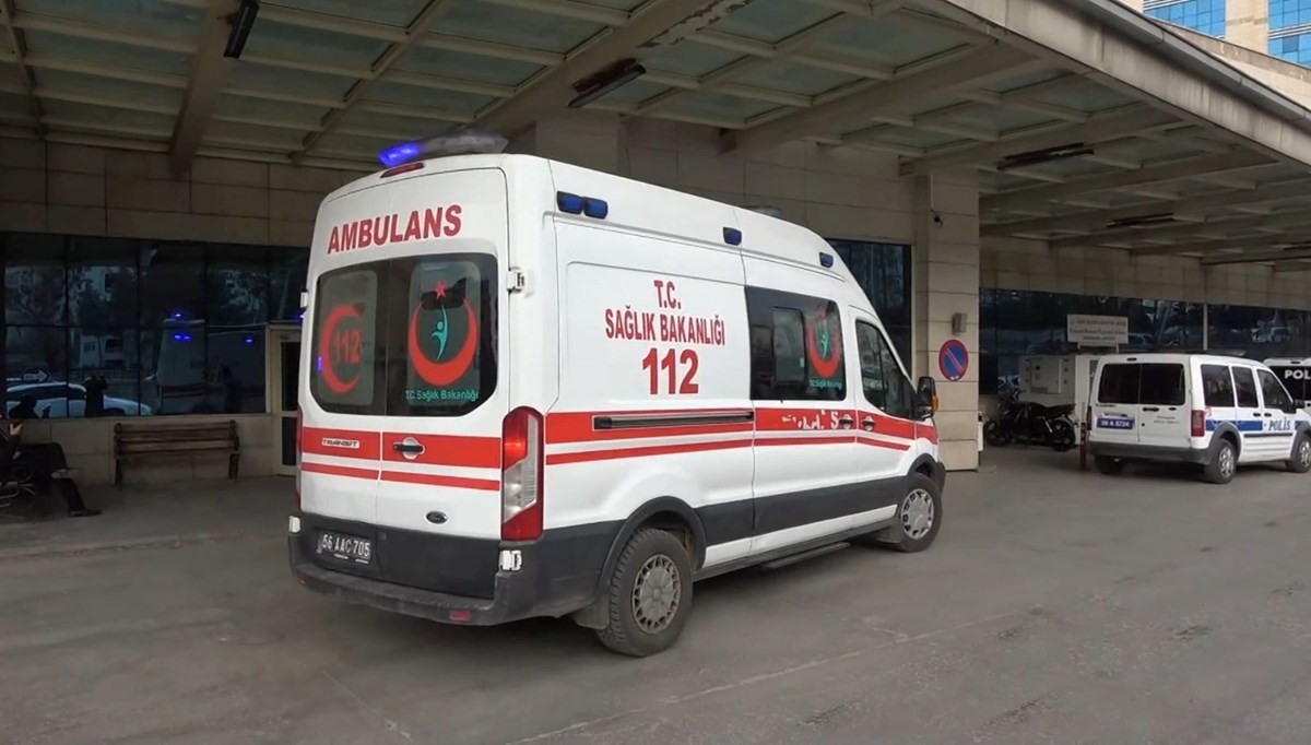 İki otomobil çarpıştı İki otomobil çarpıştı