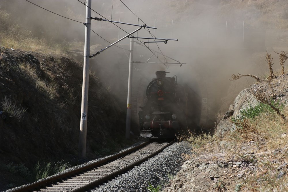 Atatürk'ü 100 yıl önce Pozantı'ya getiren buharlı kara tren yeniden Pozantı'da - 1