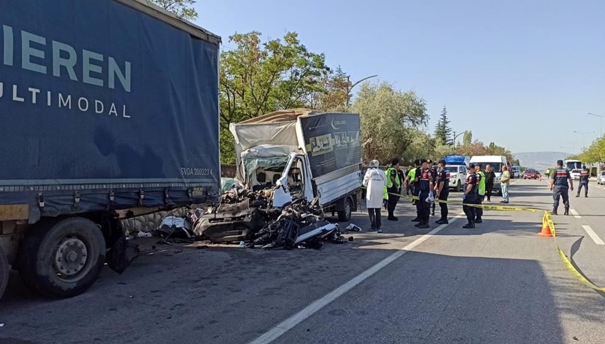 Çorum'da feci kaza: 3 ölü Çorum'da feci kaza: 3 ölü