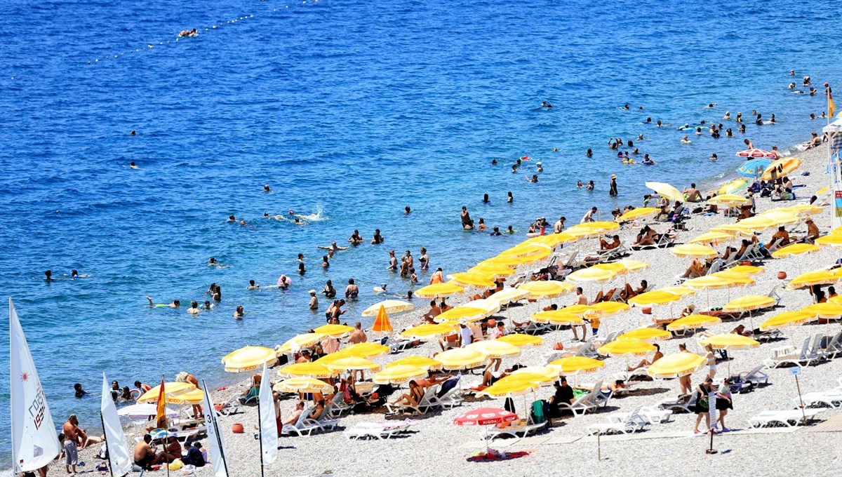Antalya’da bunaltan sıcak: Deniz suyu sıcaklığı 30 dereceye ulaştı Antalya’da bunaltan sıcak: Deniz suyu sıcaklığı 30 dereceye ulaştı